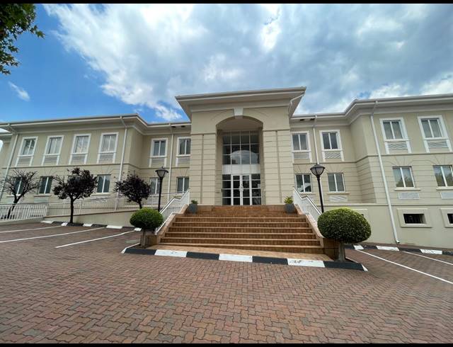 2,422M² OFFICE FOR SALE IN BRYANSTON